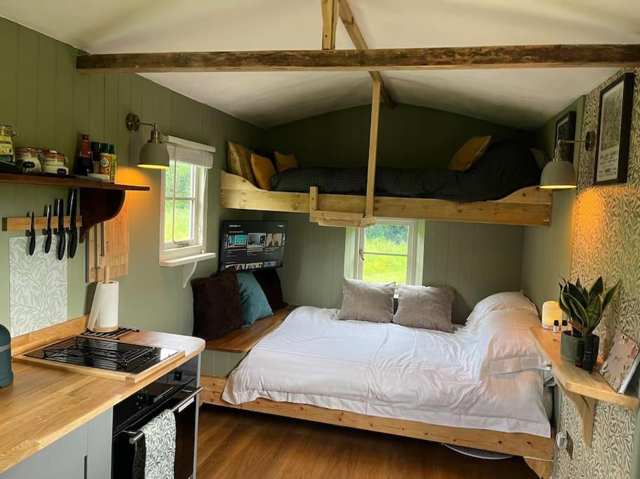 Mountbatten Shepherds Hut & Buckhurst Shepherds Hut Ашфорд Экстерьер фото