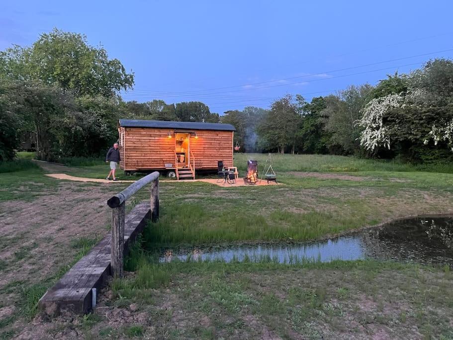Mountbatten Shepherds Hut & Buckhurst Shepherds Hut Ашфорд Экстерьер фото